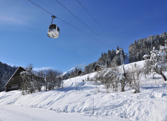 Accès sur le domaine skiabel de l'Essert avec la télécabine - accesible aux skieurs et aux piétons