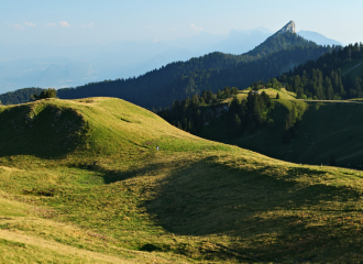 La Pinéa depuis les alpages du Charmant Som