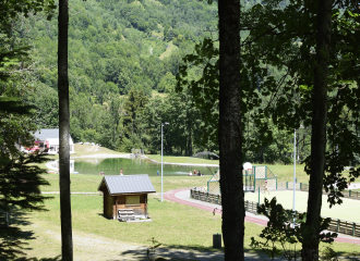 plan d'eau, aire de pique nique, terrain multisports