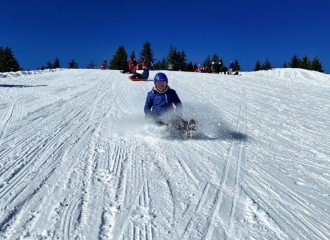 enfant qui fait de la luge