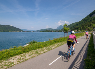 Vélo sur la voie verte autour du lac d'Annecy - Talloires