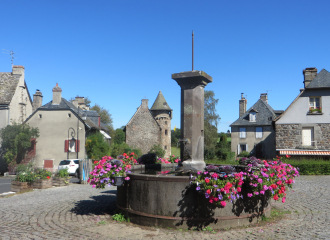 Vu depuis la fontaine place de l'église à Anglards-de-Salers