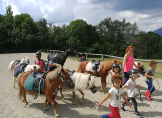 enfants qui font du poney