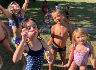 enfants qui font des bulles