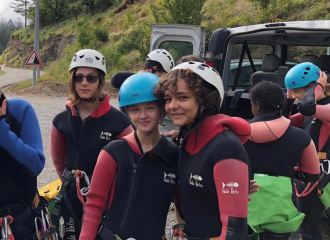 enfants qui font de l'escalade