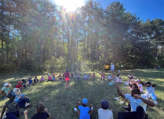 enfants dans la forêt