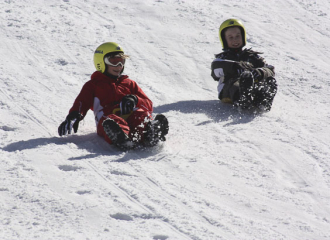 enfants qui font de la luge